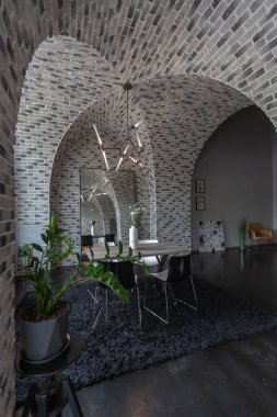 Ortaçağ şatosu tarzında parlak aksanlı, vahşi bir apartman dairesinin modern lüks tasarımı. ücretsiz yerleşim alanı, mutfak alanı, oturma ve yeme alanı.