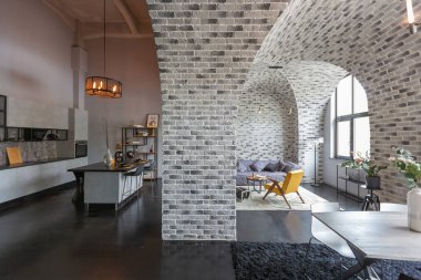 Ortaçağ şatosu tarzında parlak aksanlı, vahşi bir apartman dairesinin modern lüks tasarımı. ücretsiz yerleşim alanı, mutfak alanı, oturma ve yeme alanı.