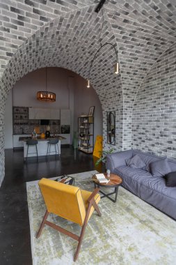 Ortaçağ şatosu tarzında parlak aksanlı, vahşi bir apartman dairesinin modern lüks tasarımı. ücretsiz yerleşim alanı, mutfak alanı, oturma ve yeme alanı.