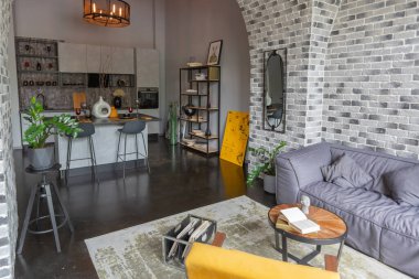 Ortaçağ şatosu tarzında parlak aksanlı, vahşi bir apartman dairesinin modern lüks tasarımı. ücretsiz yerleşim alanı, mutfak alanı, oturma ve yeme alanı.