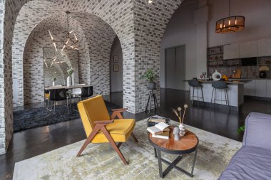 Ortaçağ şatosu tarzında parlak aksanlı, vahşi bir apartman dairesinin modern lüks tasarımı. ücretsiz yerleşim alanı, mutfak alanı, oturma ve yeme alanı.