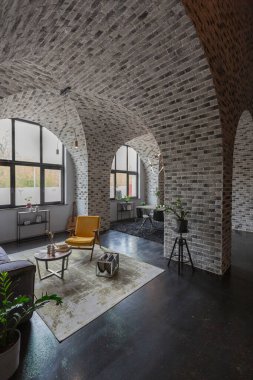 Ortaçağ şatosu tarzında parlak aksanlı, vahşi bir apartman dairesinin modern lüks tasarımı. ücretsiz yerleşim alanı, mutfak alanı, oturma ve yeme alanı.