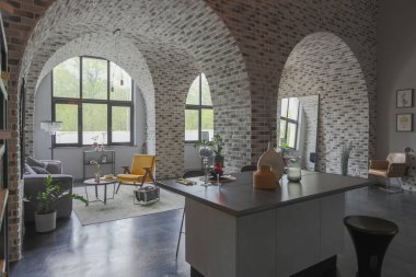 Ortaçağ şatosu tarzında parlak aksanlı, vahşi bir apartman dairesinin modern lüks tasarımı. ücretsiz yerleşim alanı, mutfak alanı, oturma ve yeme alanı.