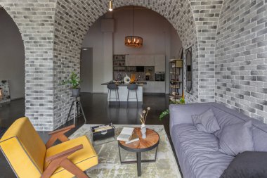 Ortaçağ şatosu tarzında parlak aksanlı, vahşi bir apartman dairesinin modern lüks tasarımı. ücretsiz yerleşim alanı, mutfak alanı, oturma ve yeme alanı.