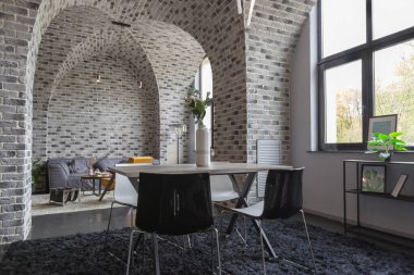 Ortaçağ şatosu tarzında parlak aksanlı, vahşi bir apartman dairesinin modern lüks tasarımı. ücretsiz yerleşim alanı, mutfak alanı, oturma ve yeme alanı.