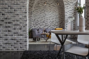Ortaçağ şatosu tarzında parlak aksanlı, vahşi bir apartman dairesinin modern lüks tasarımı. ücretsiz yerleşim alanı, mutfak alanı, oturma ve yeme alanı.