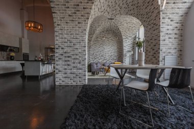 Ortaçağ şatosu tarzında parlak aksanlı, vahşi bir apartman dairesinin modern lüks tasarımı. ücretsiz yerleşim alanı, mutfak alanı, oturma ve yeme alanı.