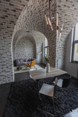 Ortaçağ şatosu tarzında parlak aksanlı, vahşi bir apartman dairesinin modern lüks tasarımı. ücretsiz yerleşim alanı, mutfak alanı, oturma ve yeme alanı.