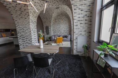 Ortaçağ şatosu tarzında parlak aksanlı, vahşi bir apartman dairesinin modern lüks tasarımı. ücretsiz yerleşim alanı, mutfak alanı, oturma ve yeme alanı.