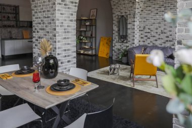 Ortaçağ şatosu tarzında parlak aksanlı, vahşi bir apartman dairesinin modern lüks tasarımı. ücretsiz yerleşim alanı, mutfak alanı, oturma ve yeme alanı.