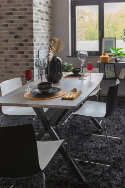 Ortaçağ şatosu tarzında parlak aksanlı, vahşi bir apartman dairesinin modern lüks tasarımı. Parlak renk ögelerine sahip tablo ayarlarını kapat