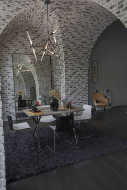 Ortaçağ şatosu tarzında parlak aksanlı, vahşi bir apartman dairesinin modern lüks tasarımı. ücretsiz yerleşim alanı, mutfak alanı, oturma ve yeme alanı.