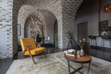 Ortaçağ şatosu tarzında parlak aksanlı, vahşi bir apartman dairesinin modern lüks tasarımı. ücretsiz yerleşim alanı, mutfak alanı, oturma ve yeme alanı.