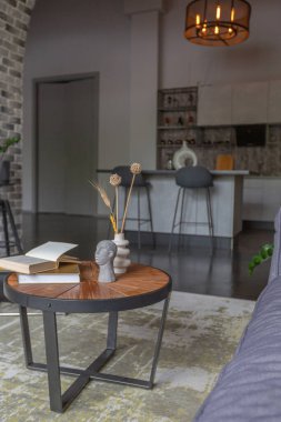 Ortaçağ şatosu tarzında parlak aksanlı, vahşi bir apartman dairesinin modern lüks tasarımı. ücretsiz yerleşim alanı, mutfak alanı, oturma ve yeme alanı.