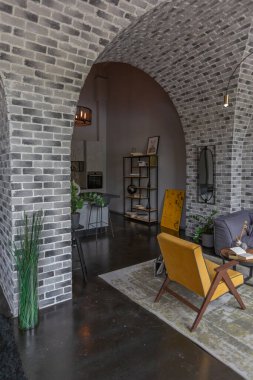 Ortaçağ şatosu tarzında parlak aksanlı, vahşi bir apartman dairesinin modern lüks tasarımı. ücretsiz yerleşim alanı, mutfak alanı, oturma ve yeme alanı.