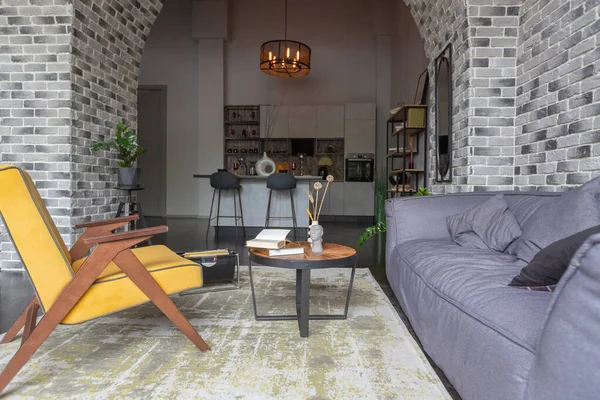 Ortaçağ şatosu tarzında parlak aksanlı, vahşi bir apartman dairesinin modern lüks tasarımı. Parlak turuncu stil yumuşak koltuklu oturma alanı