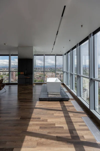 Tmavý Minimalistický Design Módního Elegantního Studio Apartmánu Panoramatickými Okny Vysokém — Stock fotografie