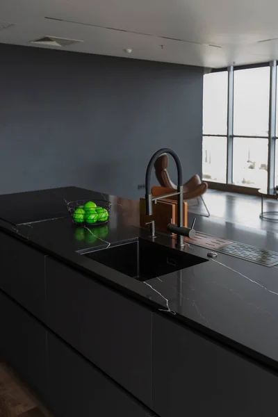 Σκούρο Μινιμαλιστικό Σχεδιασμό Ενός Trendy Chic Στούντιο Διαμέρισμα Πανοραμική Παράθυρα — Φωτογραφία Αρχείου