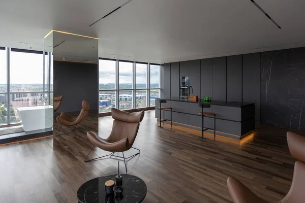 Mörk Minimalistisk Design Trendig Chic Studio Lägenhet Med Panoramafönster Hög — Stockfoto