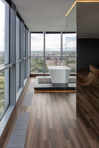Dunkles Minimalistisches Design Einer Trendigen Schicken Studiowohnung Mit Panoramafenstern Einem — Stockfoto