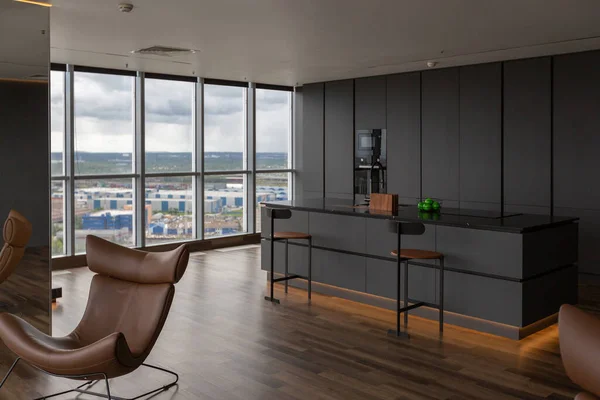 Diseño Minimalista Oscuro Elegante Apartamento Estudio Moda Con Ventanas Panorámicas — Foto de Stock