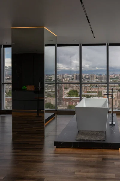 Şehre Tepeden Bakan Panoramik Pencereli Modaya Uygun Şık Bir Stüdyo — Stok fotoğraf