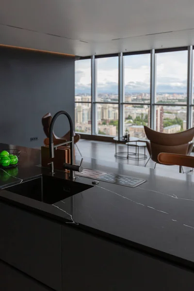 Mörk Minimalistisk Design Trendig Chic Studio Lägenhet Med Panoramafönster Hög — Stockfoto