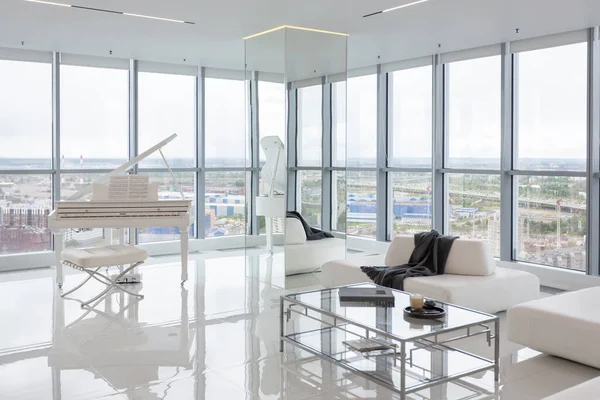 Eine Weiße Und Sehr Helle Modische Luxuswohnung Einem Hohen Stockwerk — Stockfoto