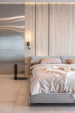 Modern minimalist yumuşak tasarım yatak odası. Japon tarzı bej renkli.