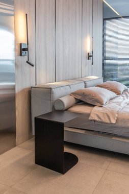 Modern minimalist yumuşak tasarım yatak odası. Japon tarzı bej renkli.