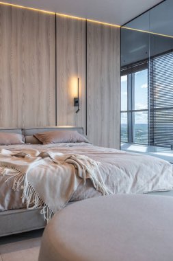 Modern minimalist yumuşak tasarım yatak odası. Japon tarzı bej renkli.