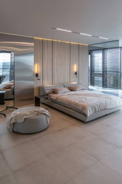 Modern minimalist yumuşak tasarım yatak odası. Japon tarzı bej renkli.
