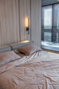 Modern minimalist yumuşak tasarım yatak odası. Japon tarzı bej renkli.