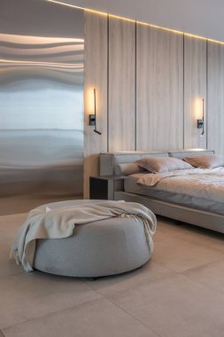 Modern minimalist yumuşak tasarım yatak odası. Japon tarzı bej renkli.