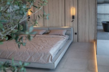 Modern minimalist yumuşak tasarım yatak odası. Japon tarzı bej renkli.