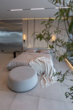 Modern minimalist yumuşak tasarım yatak odası. Japon tarzı bej renkli.