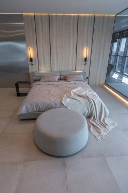 Modern minimalist yumuşak tasarım yatak odası. Japon tarzı bej renkli.