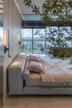 Modern minimalist yumuşak tasarım yatak odası. Japon tarzı bej renkli.