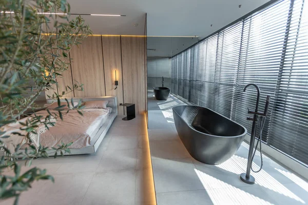 现代简约的设计房间 内饰日本风格 米色和黑色 在一个有百叶窗的巨大的全景窗户旁边 有着别致的浴室 — 图库照片
