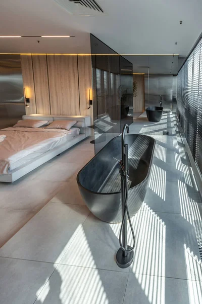 ベージュやブラックを基調としたモダンなミニマルなソフトデザインの室内 ブラインド付きの巨大なパノラマの窓によってスタイリッシュに分離されたバスルーム — ストック写真