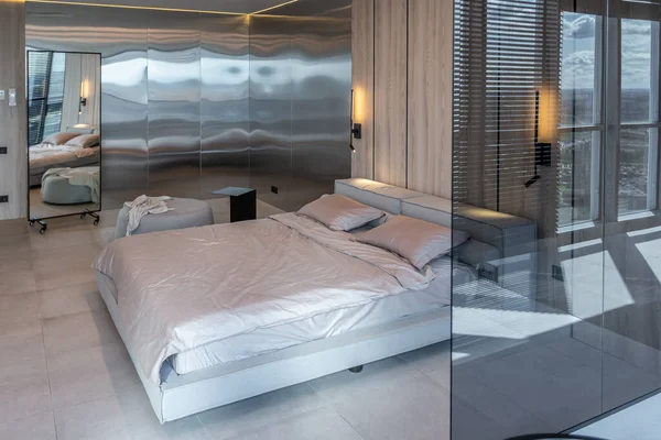 ベージュやブラックを基調としたモダンなミニマルなソフトデザインの室内 ブラインド付きの巨大なパノラマの窓によってスタイリッシュに分離されたバスルーム — ストック写真