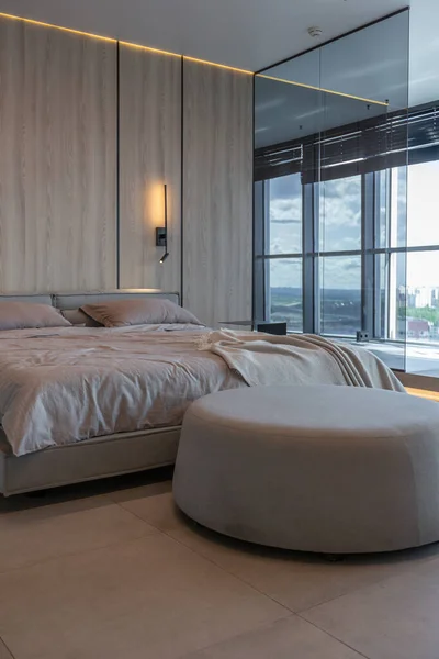 Modern Minimalist Yumuşak Tasarım Yatak Odası Japon Tarzı Bej Renkli — Stok fotoğraf