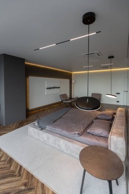 Modern LED ışıklandırmalı ve şık mobilyalı prestijli lüks otelin pahalı iç tasarımı. Lavabosu olan alan yatak odasından koyu camla ayrılmış.