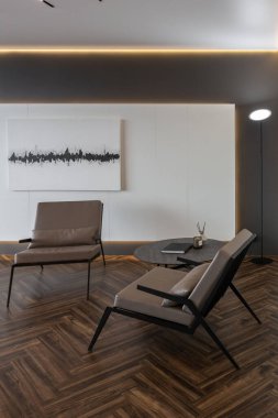 Modern LED ışıklandırmalı ve şık mobilyalı prestijli lüks otelin pahalı iç tasarımı. Lavabosu olan alan yatak odasından koyu camla ayrılmış.