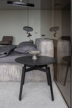 Modern LED ışıklandırmalı ve şık mobilyalı prestijli lüks otelin pahalı iç tasarımı. Lavabosu olan alan yatak odasından koyu camla ayrılmış.