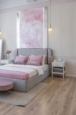 Yatak odasının yakın görüntüsü modern, yumuşak bir iç mekan sıcak, hassas pastel, pembe ve bej renkler.