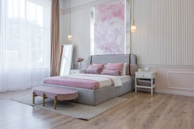 Yatak odasının yakın görüntüsü modern, yumuşak bir iç mekan sıcak, hassas pastel, pembe ve bej renkler.