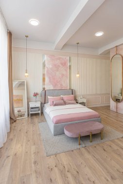 ... yatak odası ve sıcak, hassas pastel pembe ve bej renklerde ev ofisi olan bir odanın modern rahat iç tasarımı.