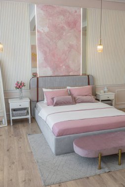 ... yatak odası ve sıcak, hassas pastel pembe ve bej renklerde ev ofisi olan bir odanın modern rahat iç tasarımı.