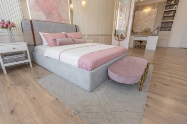 ... yatak odası ve sıcak, hassas pastel pembe ve bej renklerde ev ofisi olan bir odanın modern rahat iç tasarımı.